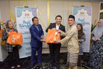 YBM Menyampaikan Sumbangan Aidilfitri kepada Pegawai Kumpulan Pelaksana Gred 1-16 dan Polis Bantuan pada 17 April 2023