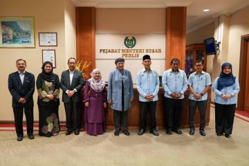 YB Dato Hajjah Hanifah Hajar Taib, Timbalan Menteri Ekonomi telah melakukan kunjungan hormat ke atas YAB Tuan Mohd Shukri Ramli, Menteri Besar Perlis