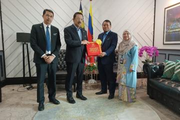 Penyerahan Dokumen Kajian Separuh Penggal Rancangan Malaysia Kedua Belas (KSP RMKe-12) 2021-2025 Kepada YBhg. Tan Sri Dato' Seri Mohd Zuki Ali, Ketua Setiausaha Negara