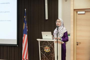 Putrajaya, 28 Julai 2024 - Kementerian Ekonomi telah menganjurkan Sesi Taklimat Aplikasi Pendekatan Sosiologi dan Antropologi dalam Penggubalan Dasar pada 28 Julai 2024 di Menara Prisma, Putrajaya. Taklimat yang bertajuk “Kelestarian dari Lensa Sosiologi Alam Sekitar dan Kemanusiaan” ini adalah untuk penyediaan Rancangan Malaysia Ketiga Belas (RMK13), yang telah disampaikan oleh YBhg. Prof. Madya Dr. Sharina Binti Abdul Halim, Timbalan Pengarah Institut Alam Sekitar dan Pembangunan (LESTARI) Universiti Keba