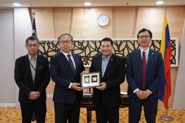 YB Dato’ Seri Rafizi Ramli, Menteri Ekonomi, oleh TYT Ambassador Takio Yamada, selaku jurucakap Kerajaan Jepun bagi Asia Zero Emission Community (AZEC)