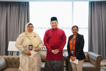 Menteri Ekonomi menyampaikan sumbangan kepada dua pegawai kementerian yang terkesan akibat insiden kebakaran di Putra Heights, Selangor