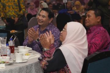 Pengurus tertinggi sedang menepuk