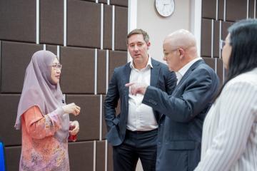 Seorang wanita sedang menyambut tetamu