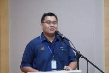 Juru Acara sedang memulakan majlis