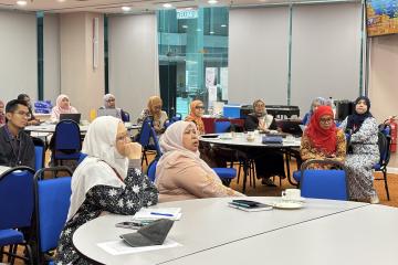 Peserta kursus sedang menumpukan perhatian