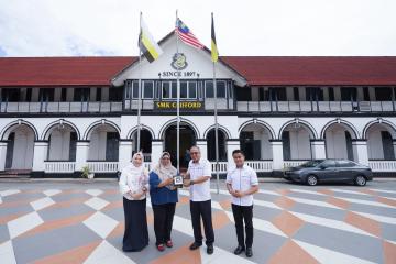 4 orang kaktingan sedang melawat kawasan sekolah