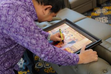 Rafizi sedang menurunkan tanda tangan