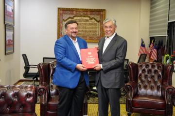 PUTRAJAYA, 30 Julai 2025 – YB Senator Datuk Seri Amir Hamzah Azizan, Menteri Kewangan II Memangku Menteri Ekonomi, hari ini menyerahkan secara rasmi dokumen Rancangan Malaysia Ketiga Belas (RMK13) kepada YAB Dato' Seri Dr. Ahmad Zahid bin Hamidi, Timbalan Perdana Menteri merangkap Menteri Kemajuan Desa dan Wilayah.  Penyerahan ini menandakan komitmen kerajaan dalam memacu pembangunan negara berasaskan hala tuju yang jelas dan inklusif bagi tempoh 2026–2030. RMK13 dirangka sebagai panduan strategik negara un